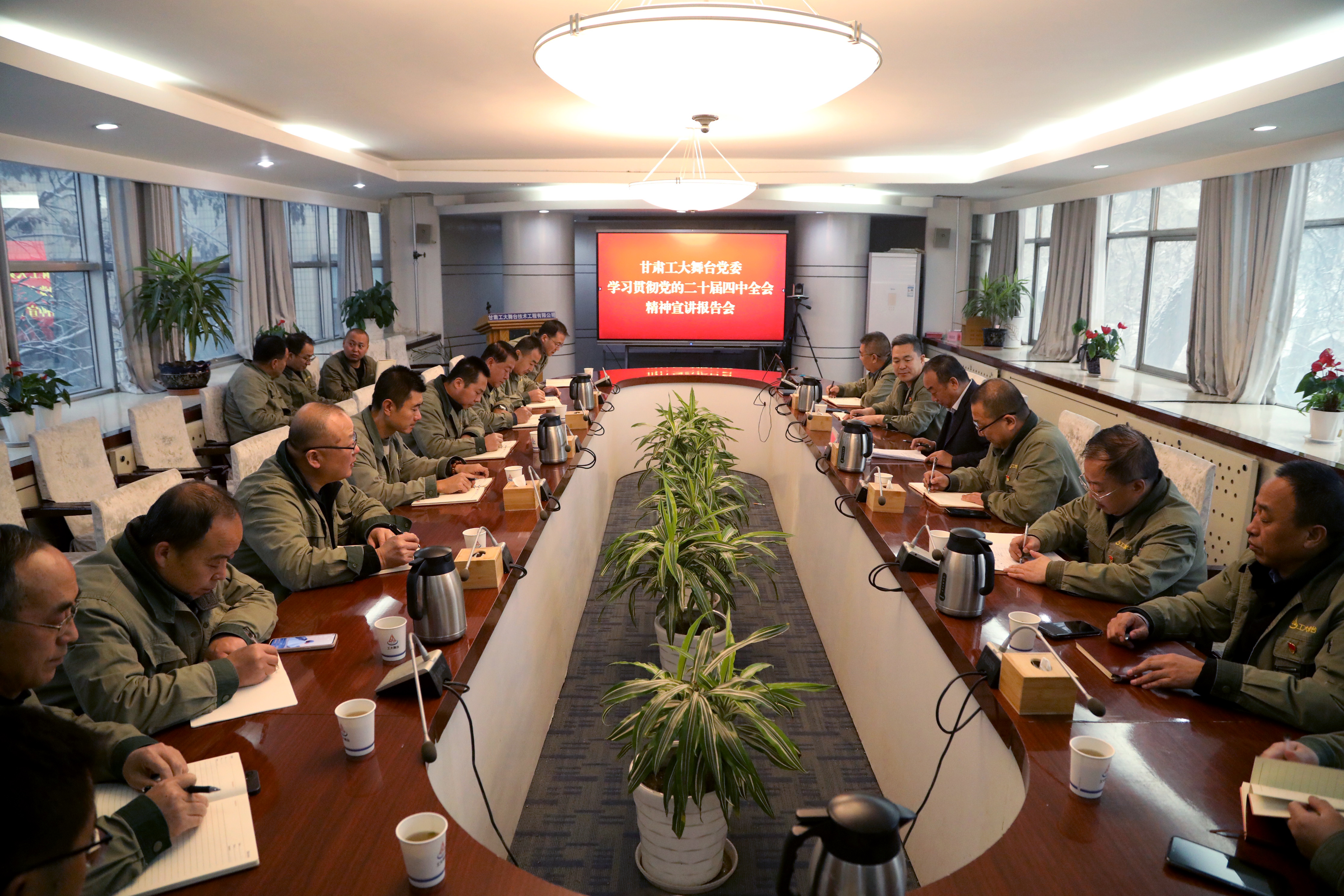 甘肅電氣集團黨委委員、副總經(jīng)理周厚金在工大舞臺宣講黨的二十屆四中全會精神